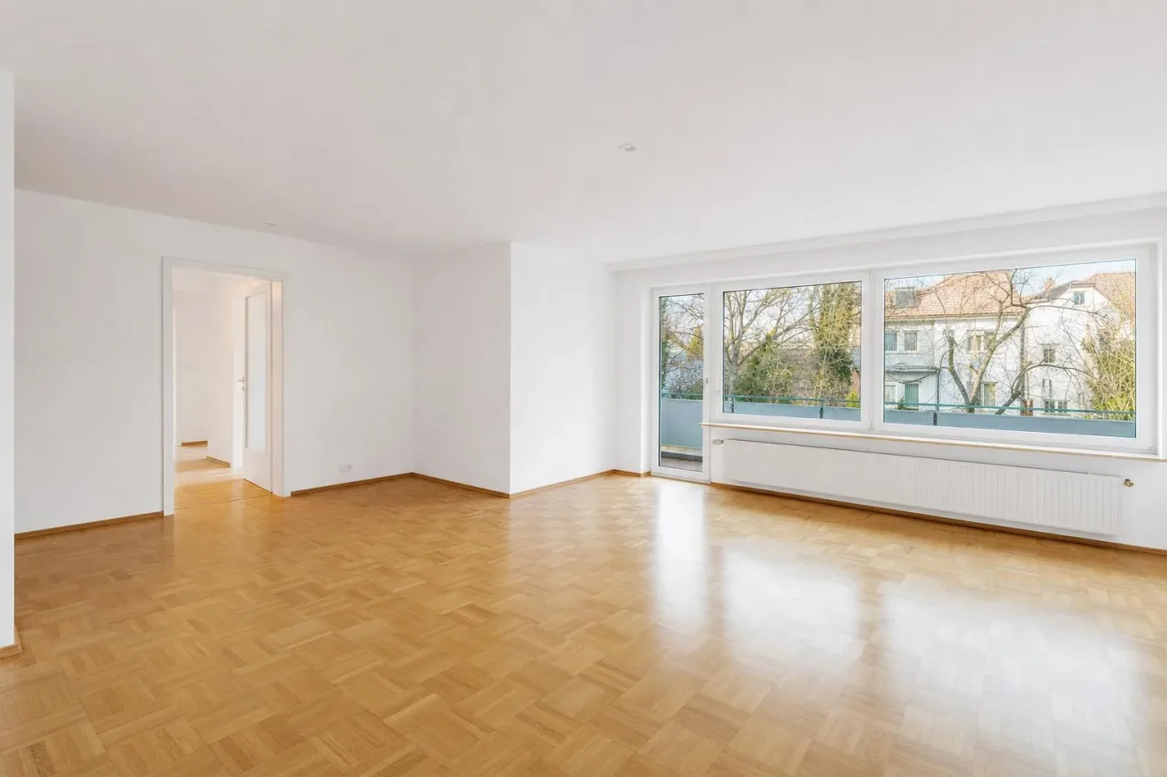 Leerer Wohnbereich nach einer besenreinen Haushaltsauflösung